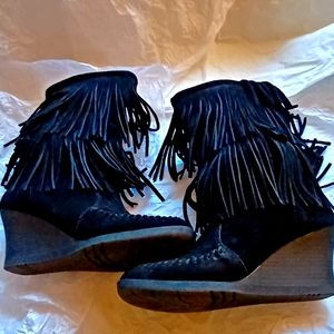 Womens size 8 Minnetonka Double Fringe Wedge black Boot